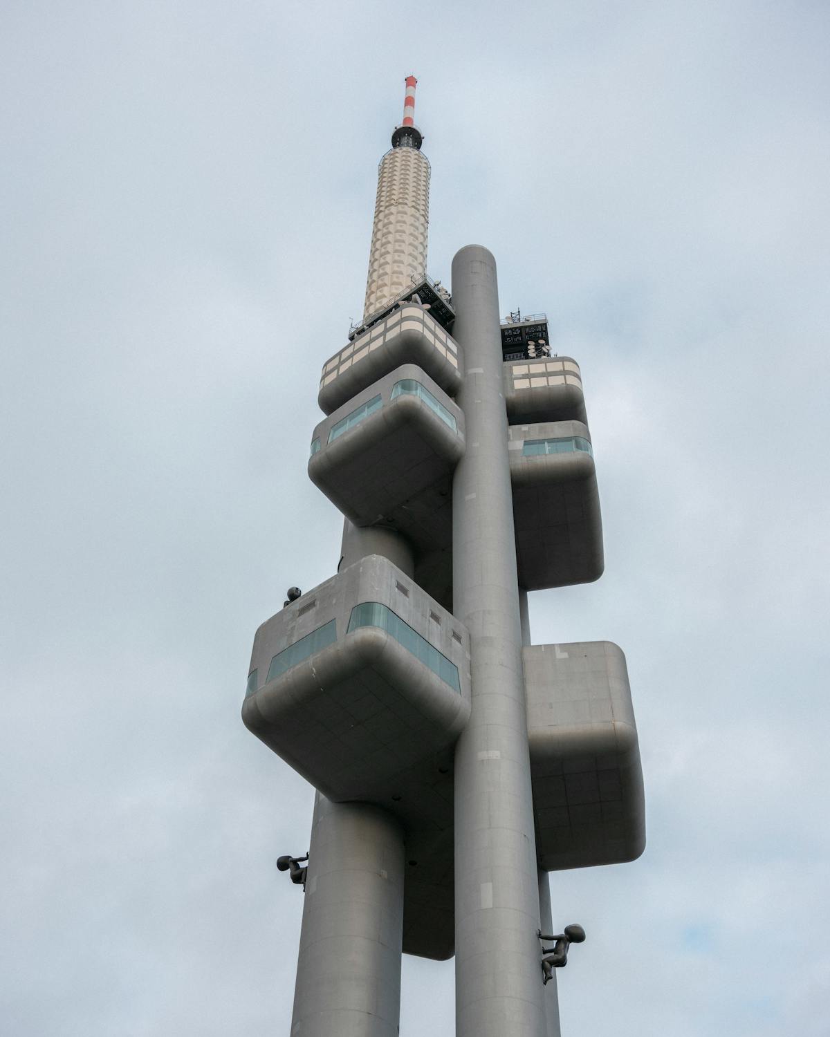 Žižkovská televizní věž zblízka — symbol Prahy 3